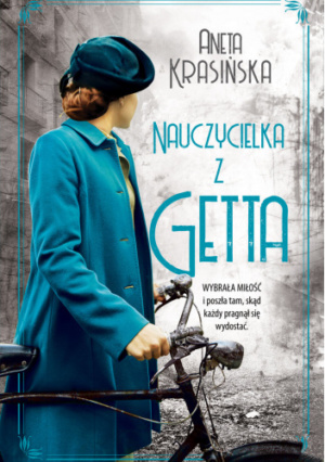 Okłądka ksiązki Nauczycielka z getta Anety krisińskiej, na okładec obok tytułu postać koniet zstojącej obok rowera. Kobieta ubrana w niebieski płaszcz i kapelusz. w tle zrujnowane miasto