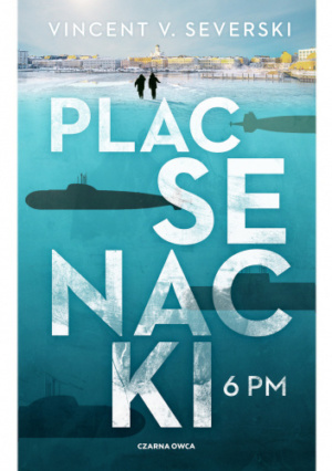 okładka książki Plac senacki, na horyzoncie widok na miasto, na pierwszym planie woda, morze w którym widać łodzie podwodne