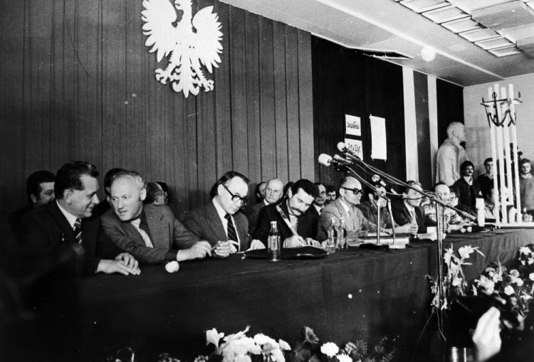 porozumienie gdańskie na zdjęciu sygnatariusze - centralnie Lech Wałęsa