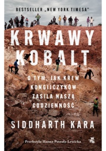 na tle kopalni piaskowej, gdzie pracują ludzie biały napis z tytułem Krwawy Kobalt